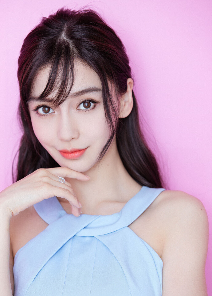 angelababy 出席伊利巧乐兹品牌活动