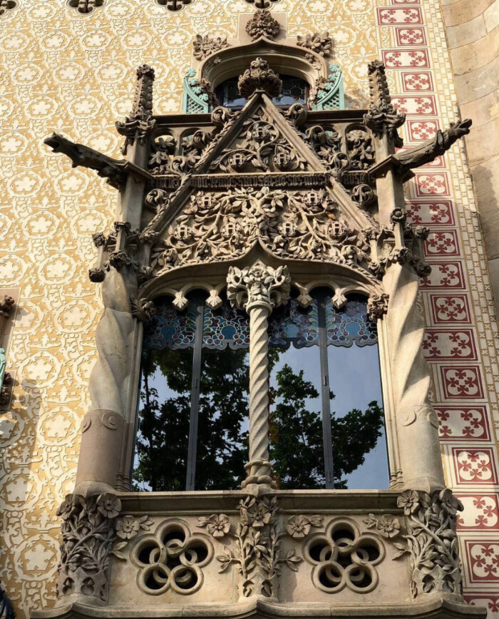 高迪(antoni gaudí)的新艺术设计赋予建筑以动感与灵魂,令人震撼.