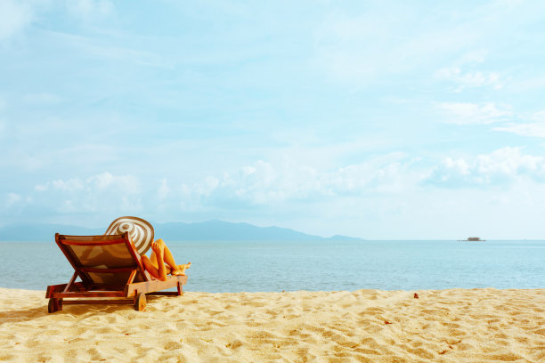 在沙滩椅上晒日光浴的女人