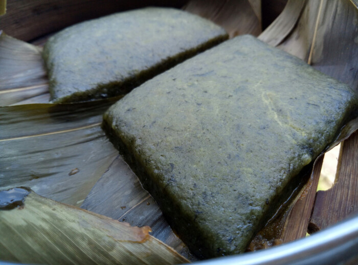 宁波艾草麻糍,刚买回来时还裹着松花粉,真的是好吃到无法形容了,蒸过