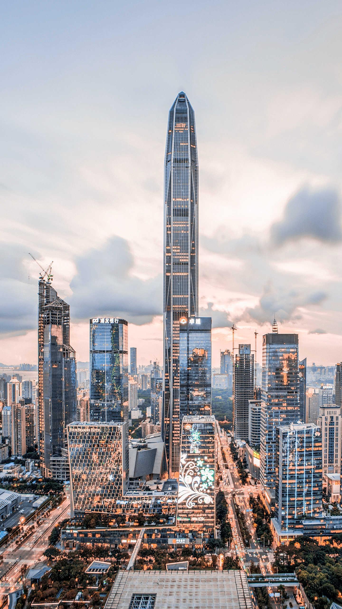如今的深圳,高楼大厦鳞次栉比.