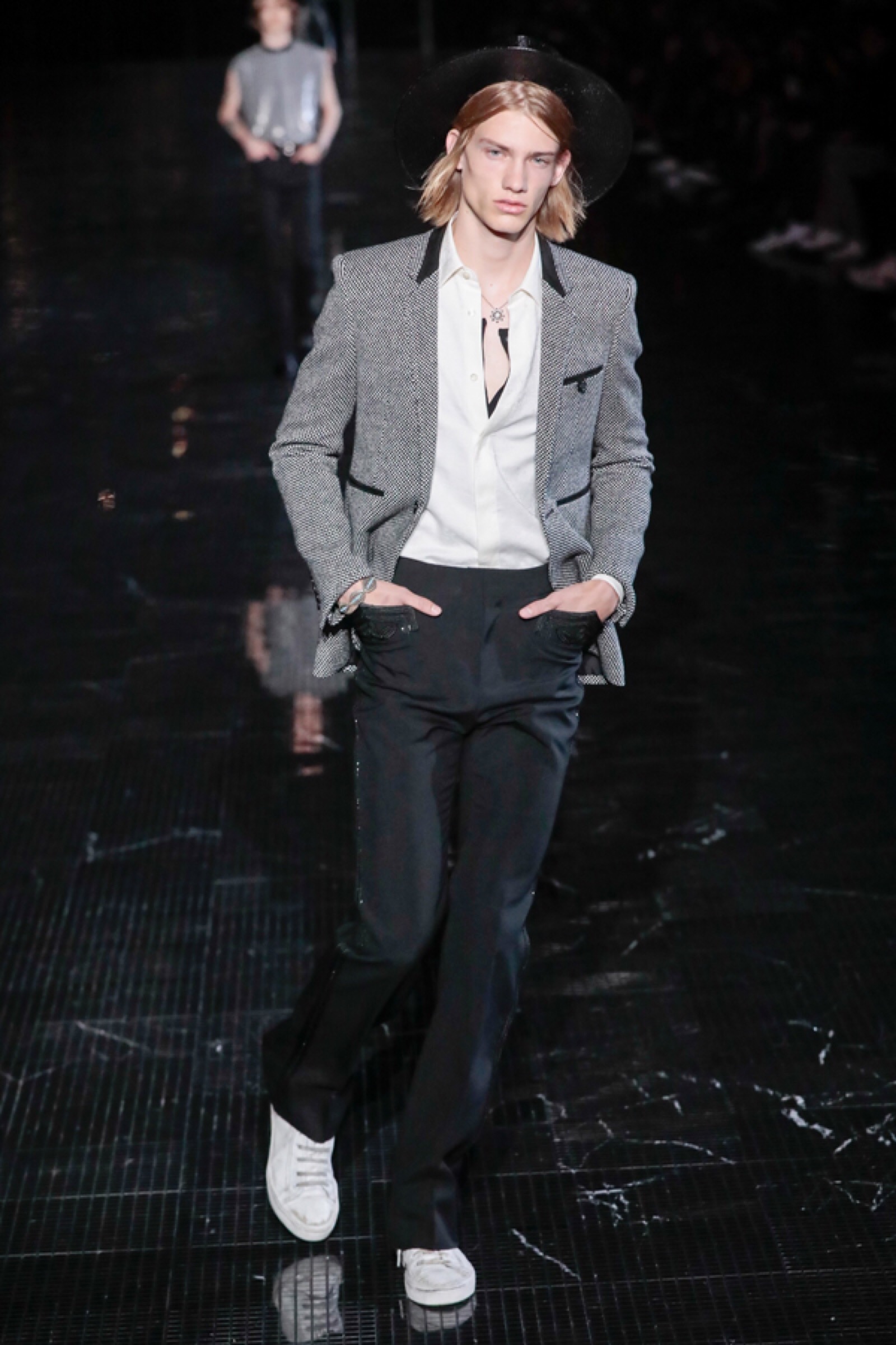 saint laurent(圣罗兰)移师纽约举行2019春夏系列男装秀