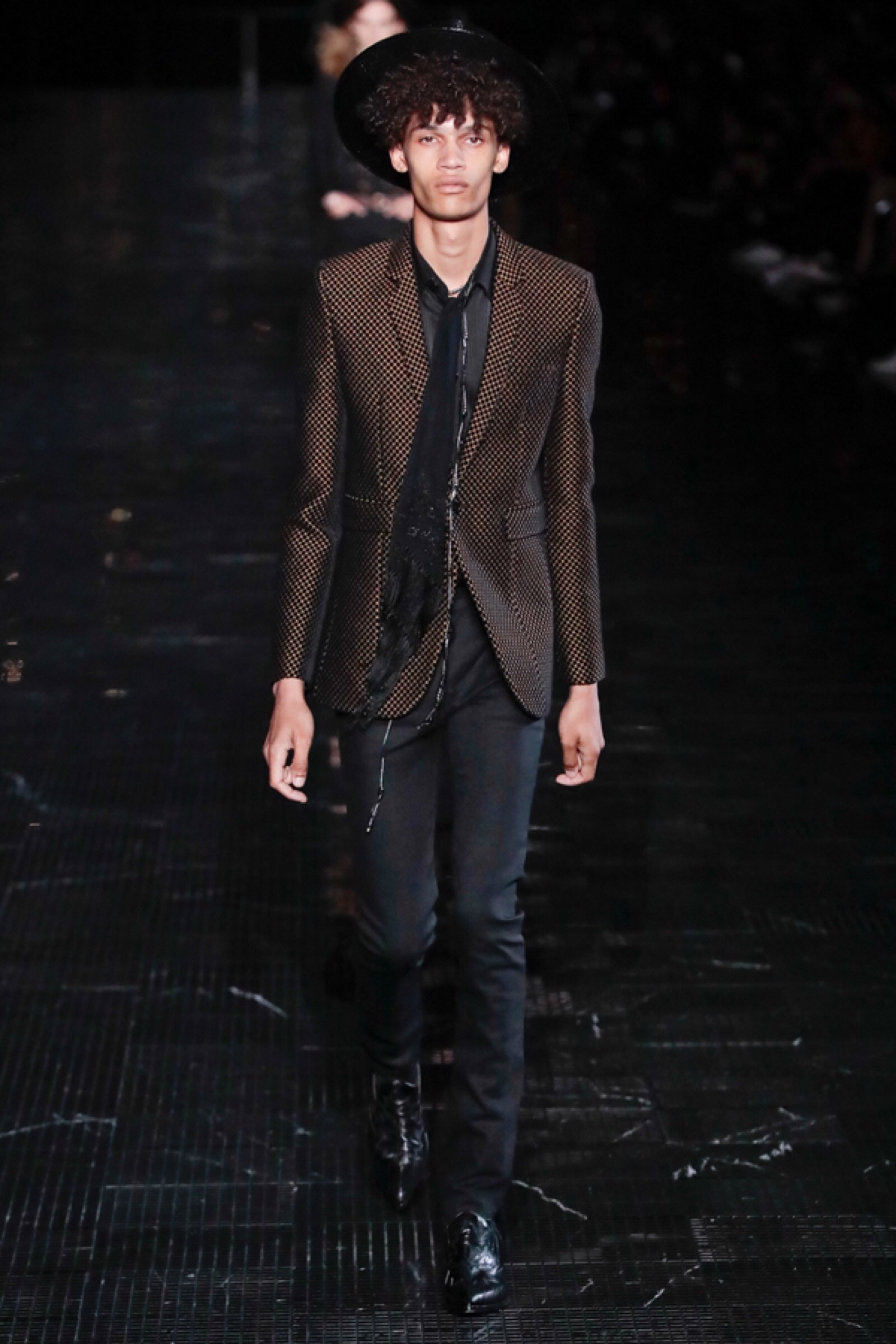 saint laurent(圣罗兰)移师纽约举行2019春夏系列男装秀