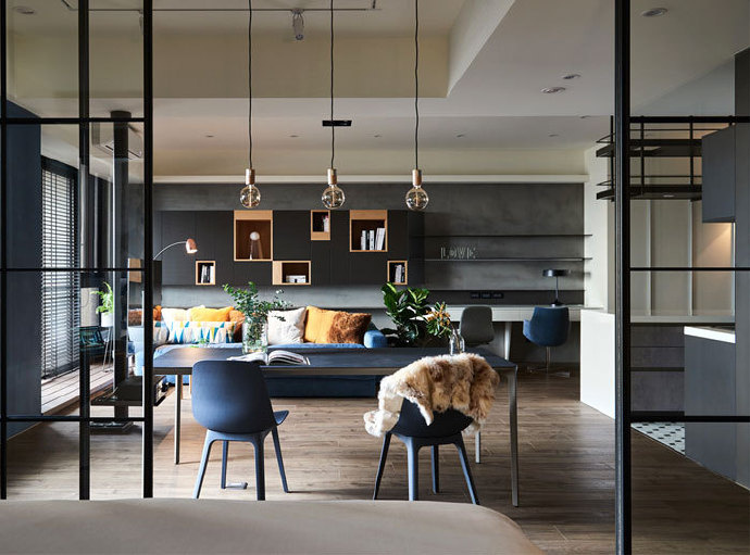 玻璃和黑色金属框架分隔空间:透明化的时尚现代家居装修