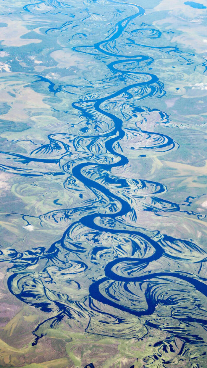 航拍视角下的西伯利亚,蜿蜒的河流就像树叶上的叶脉,滋润着平原上的