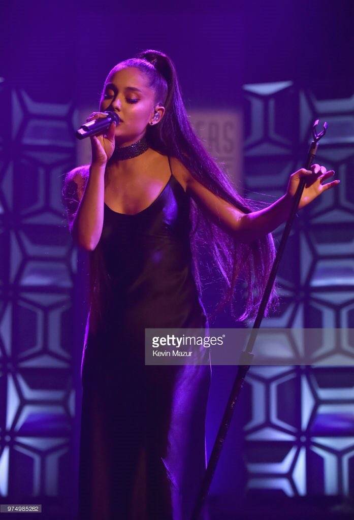 a妹arianagrande惊喜亮相songwriter"s hall of fame表演歌曲"be