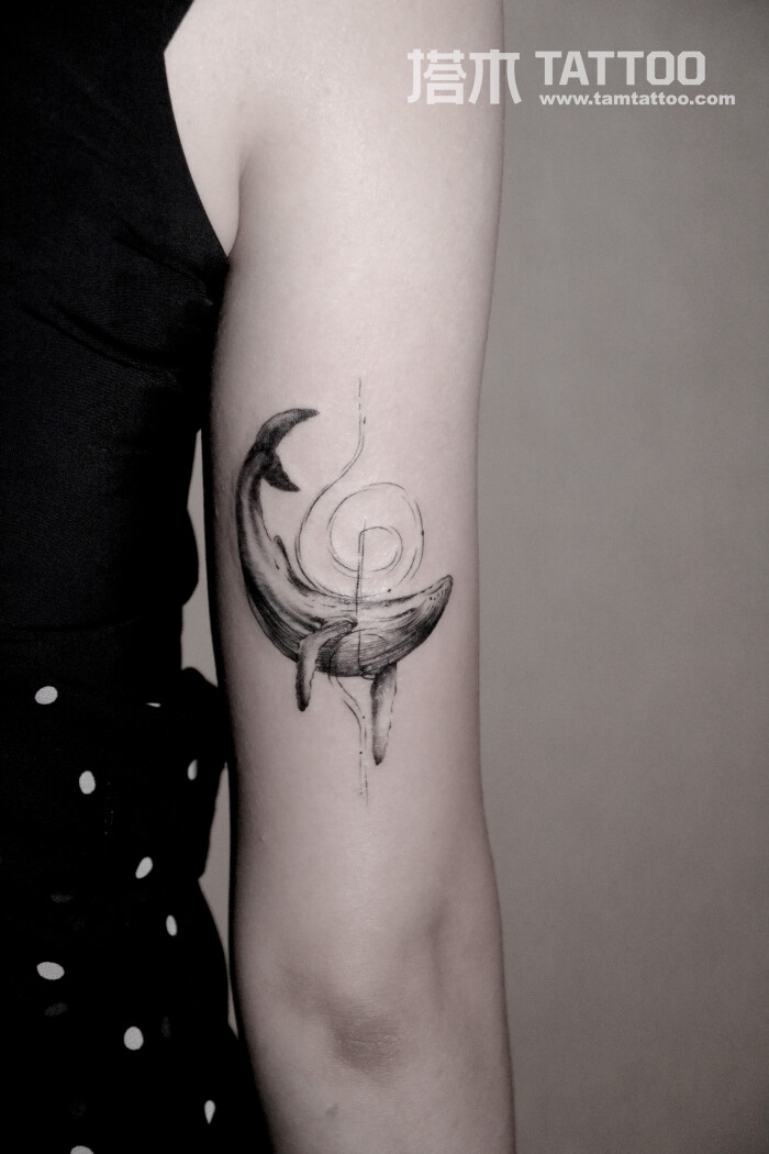 手臂创意鲸鱼纹身图案