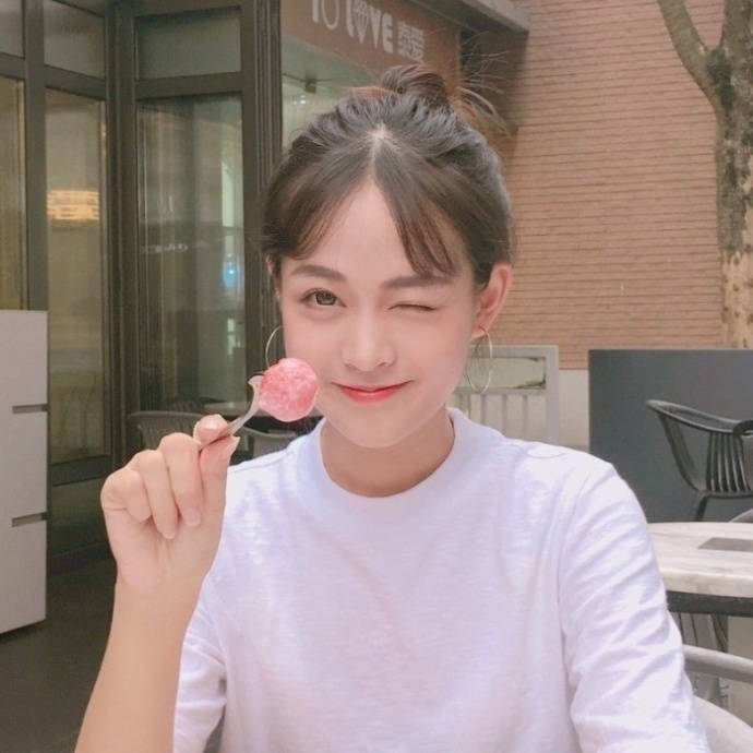 女生头像 我是个丑姑娘,变不了你喜爱的模样.