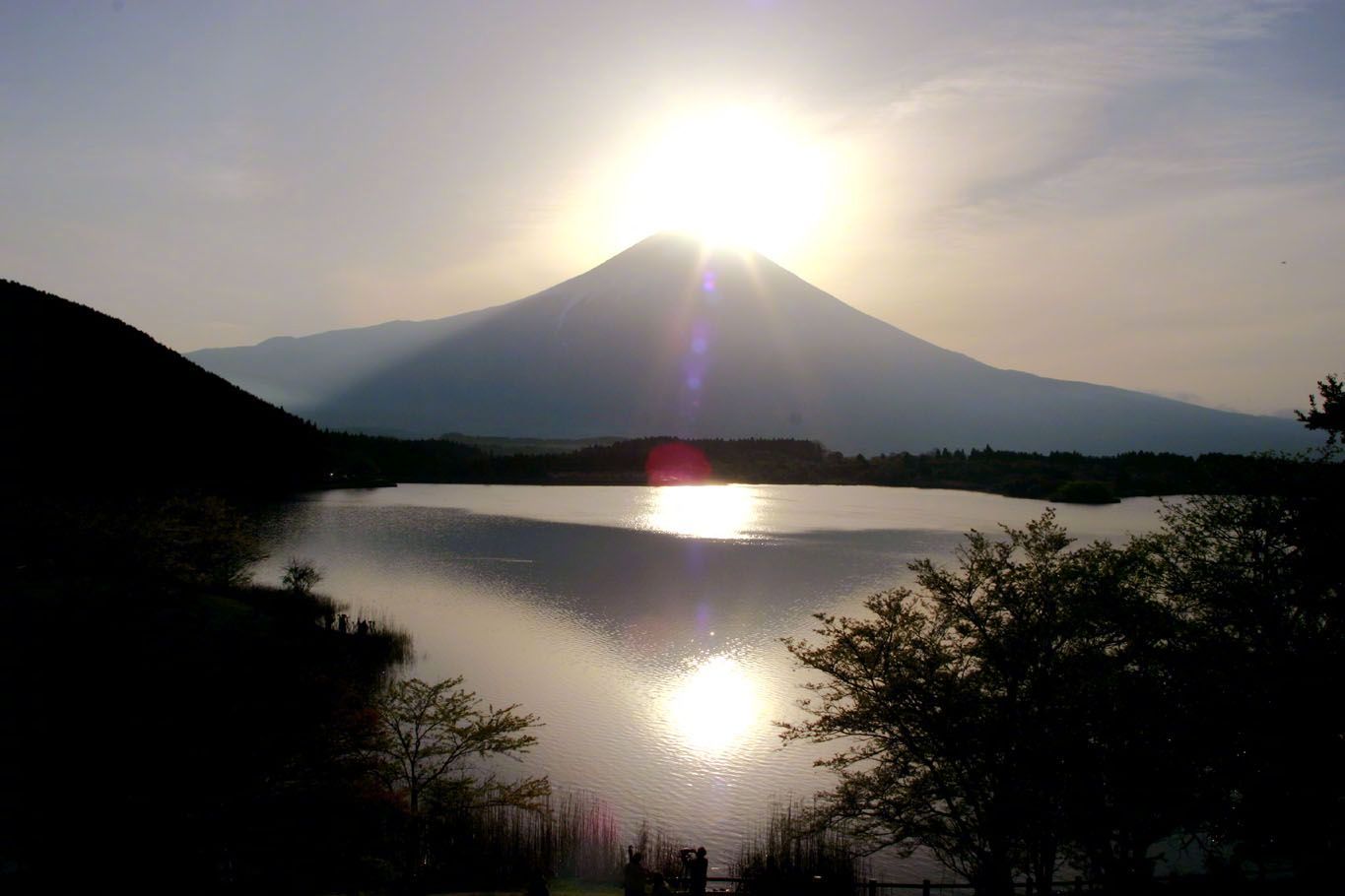 富士山日出,被称为"御来光",据说可带来充盈的力量和好运.