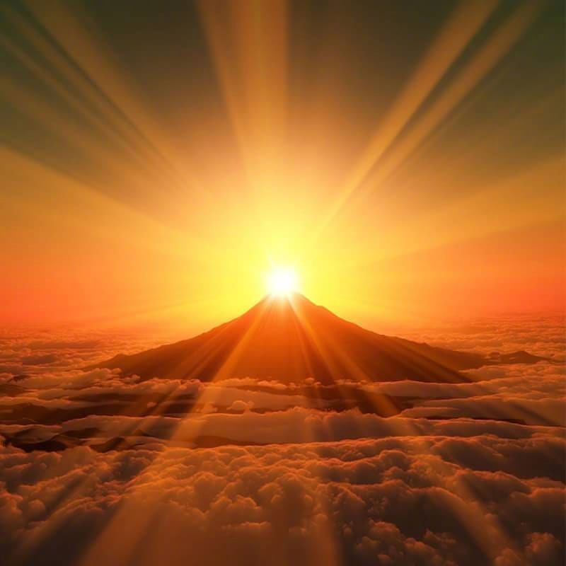 富士山日出,被称为"御来光",据说可带来充盈的力量和好运.