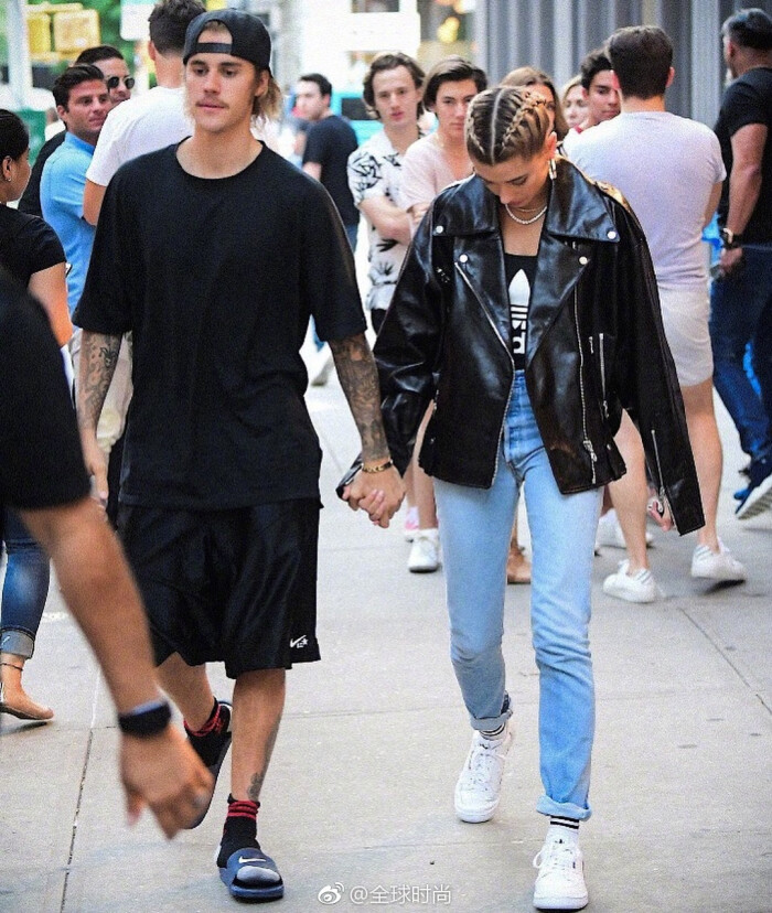 justinbieber# 和#haileybaldwin# 又是街头秀恩爱,虽是随意的造型但