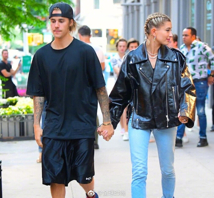 justinbieber# 和#haileybaldwin# 又是街头秀恩爱,虽是随意的造型但