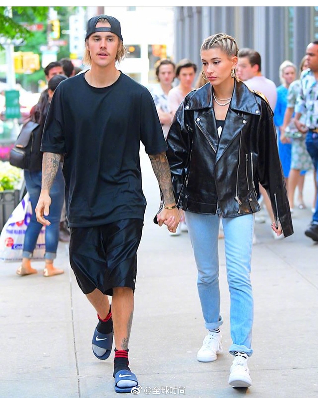 justinbieber# 和#haileybaldwin# 又是街头秀恩爱,虽是随意的造型但