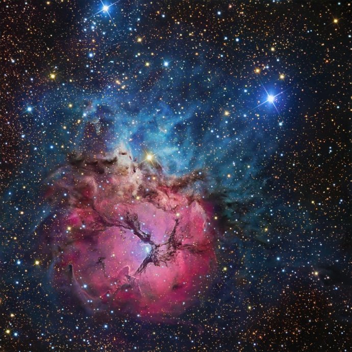 m20(ngc6514)也叫三叶星云外文名trifid nebula,是反射和发射混和型