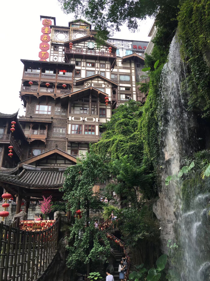 厚重的巴渝传统建筑特色和独特的民俗风貌而被评为国家aaaa级旅游景区
