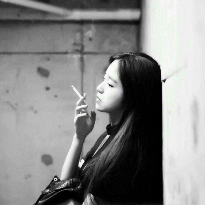女生抽烟头像