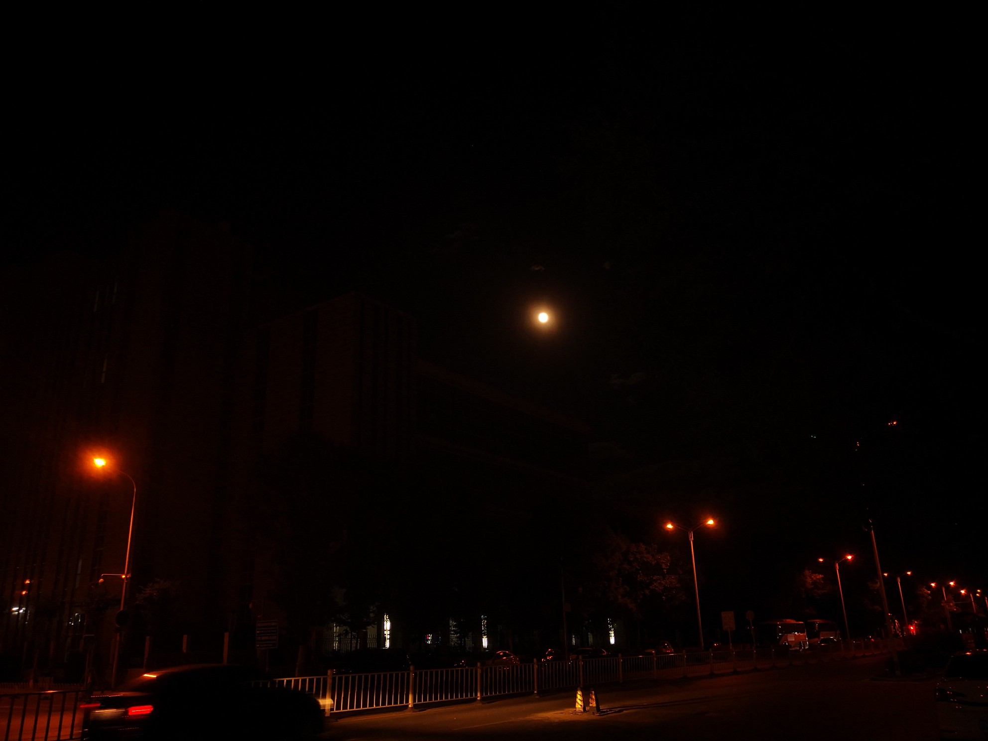 现在我可以在这个平静的夜晚花费数时来拍几张月亮.