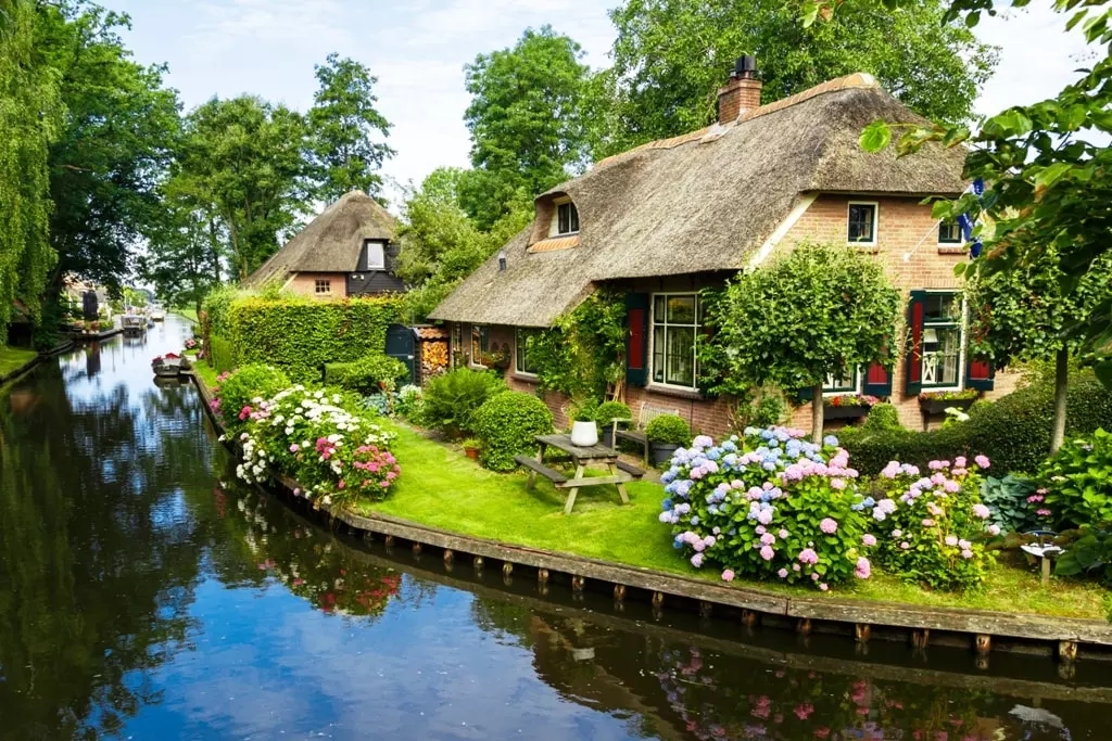 荷兰北部的羊角村(giethoorn),被称为"荷兰威尼斯".