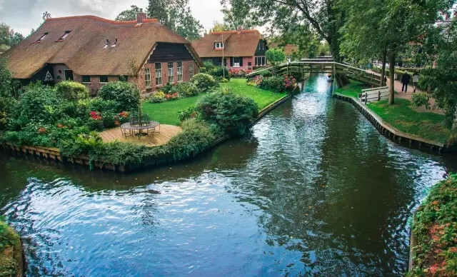 荷兰北部的羊角村(giethoorn),被称为"荷兰威尼斯".