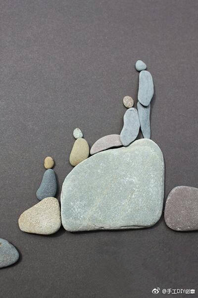 自然界中小小的石头,经过艺术家sharon nowlan巧妙的创意,拼接成绝妙