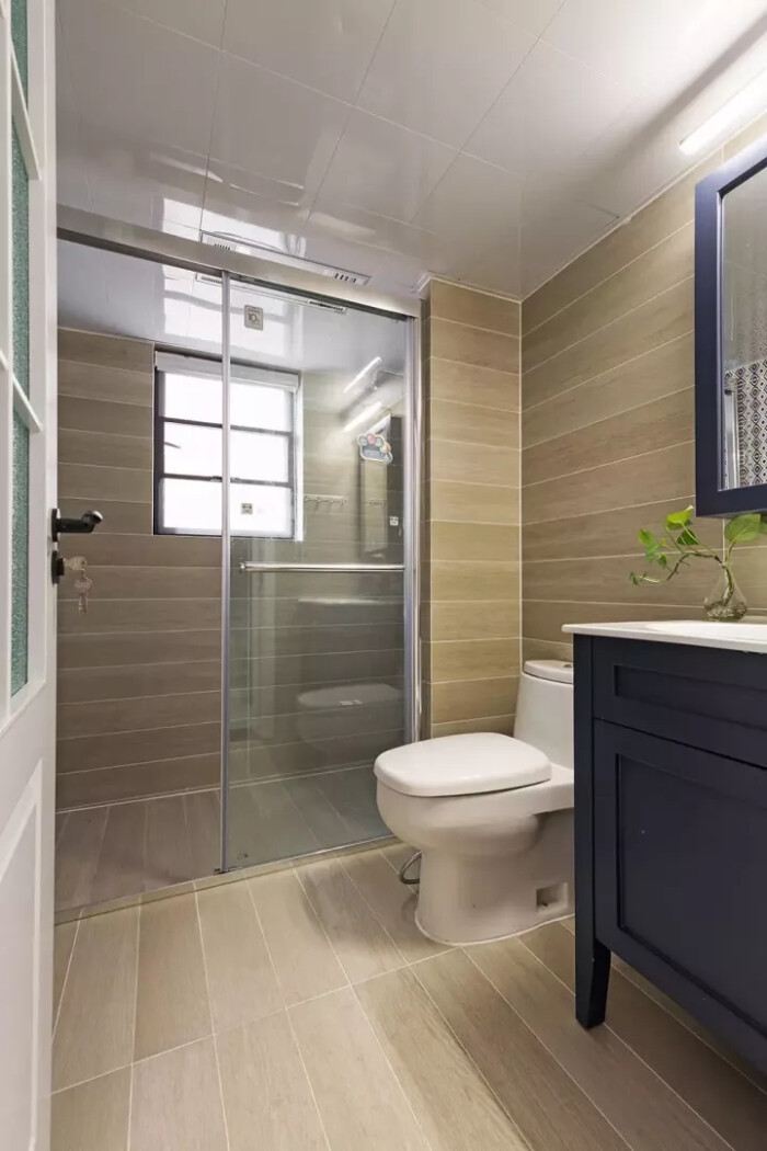 次卫生间的石材地面与浴室柜间色呼应,使得空间洁净而不过于冷冽