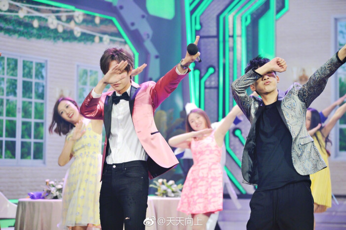 【今晚十点见】#天天向上十周年# 哥哥@大张伟 和弟弟@uniq-王一博