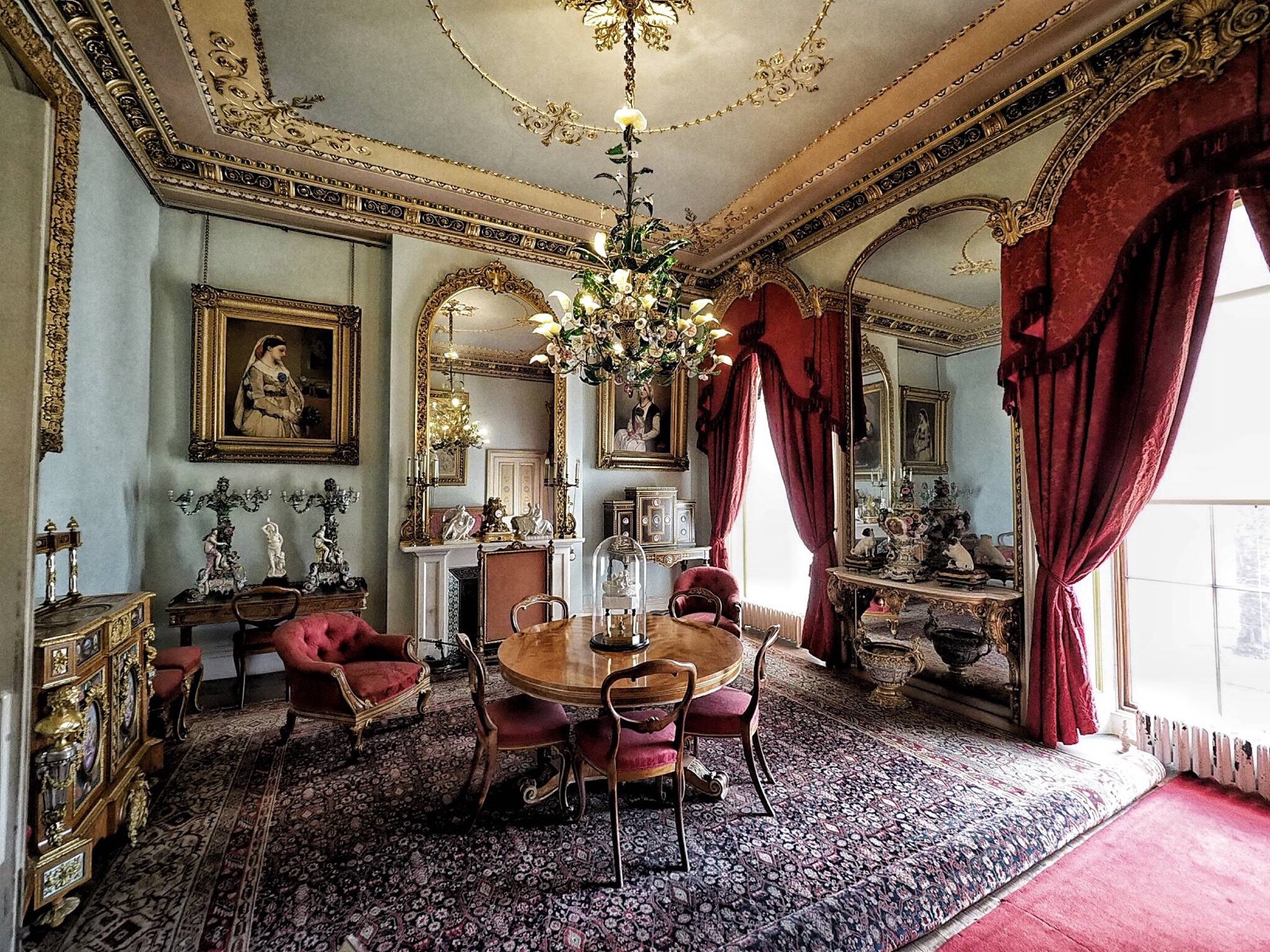 女王和阿尔伯特亲王作为夏季避暑而修建的意大利文艺复兴时期风格宫殿