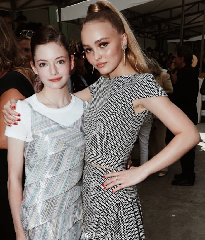 lilyrosedepp 受邀出席巴黎高级定制时装周,身着波点套装裙简单大气.