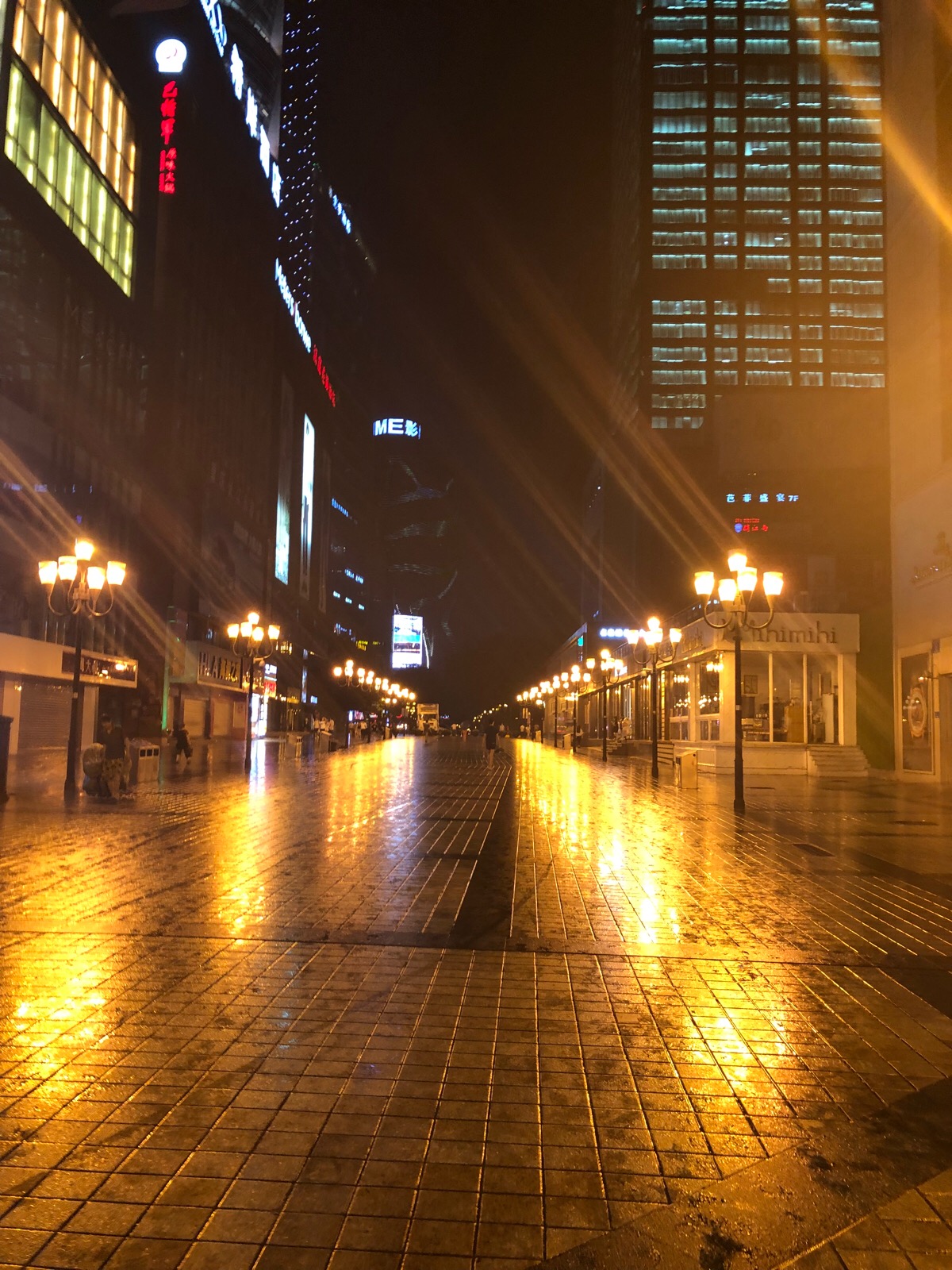 重庆凌晨十二点的街道.