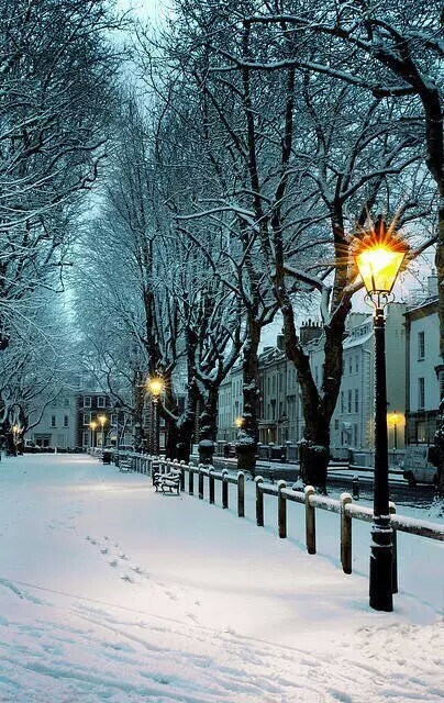 深夜一盏灯 雪 光 壁纸 团图