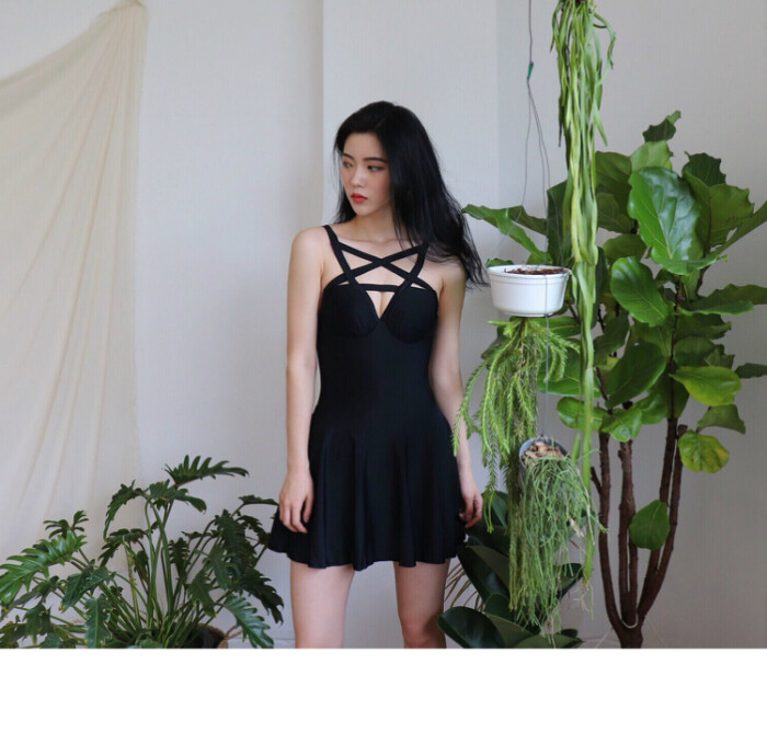 原创设计五角星钢托聚拢小胸黑色朋克少女温泉沙滩裙式连体泳衣女
