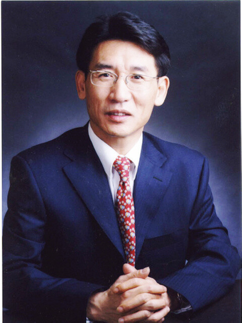 中国科学院院士,中国科学院物理研究所研究员,清华大学教授,博士生