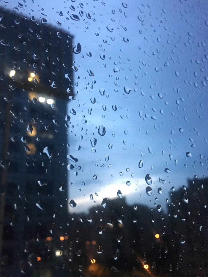 凌晨两点被雨扰醒,新家窗户没关.2018.07.16