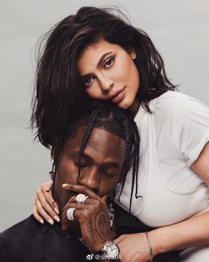 kyliejenner 与#travisscott 登上《gq》封面,大秀恩爱的"金小妹"