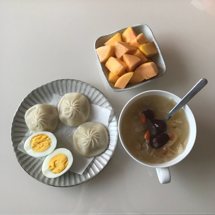 一人食 早餐#银耳汤水煮蛋汤包黄桃