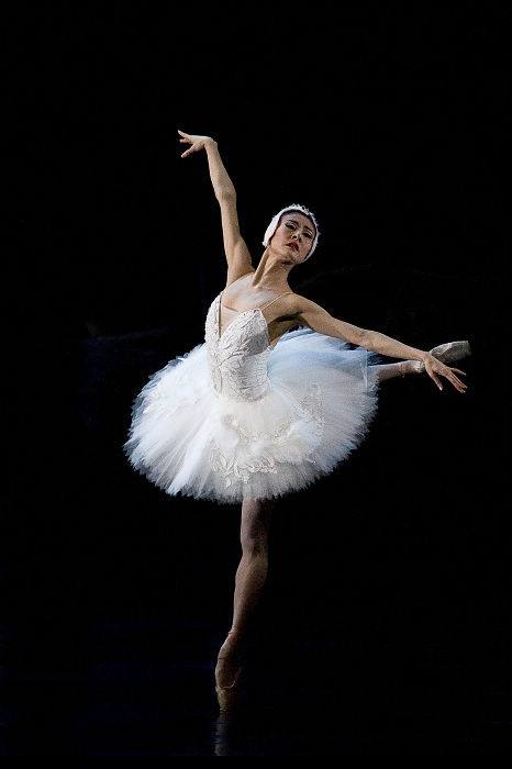 谭元元,出生上海,11岁考入上海芭蕾舞学校,她的芭蕾舞蹈造诣堪称芭蕾