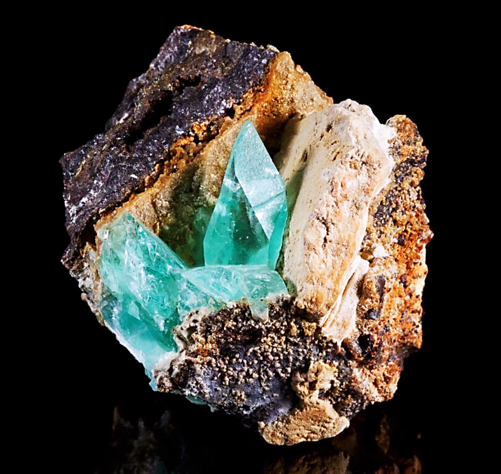 磷叶石有一组完全解理,使其裂成片状,英文phosphophyllite ,来自希腊