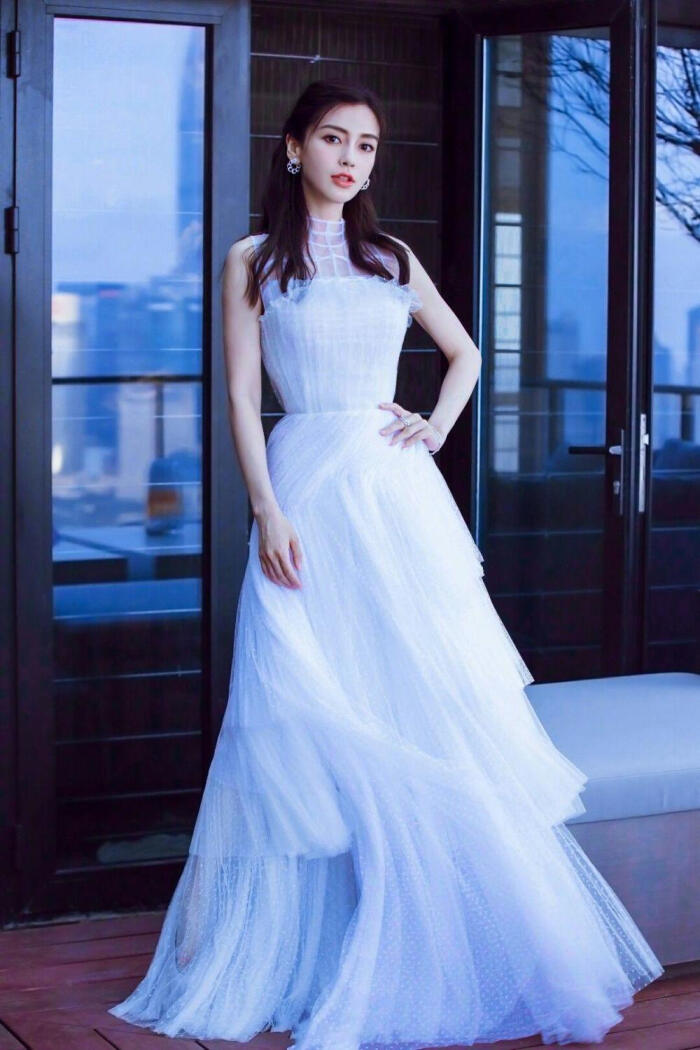 angelababy 身着迪奥二零一八春夏高级订制系列礼服裙亮相上海电视节