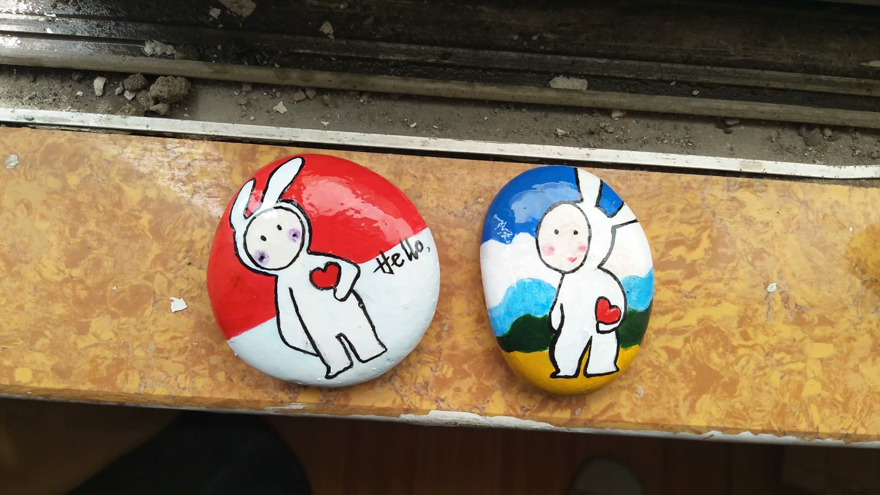 安东尼不二兔子石头画创意手绘作品