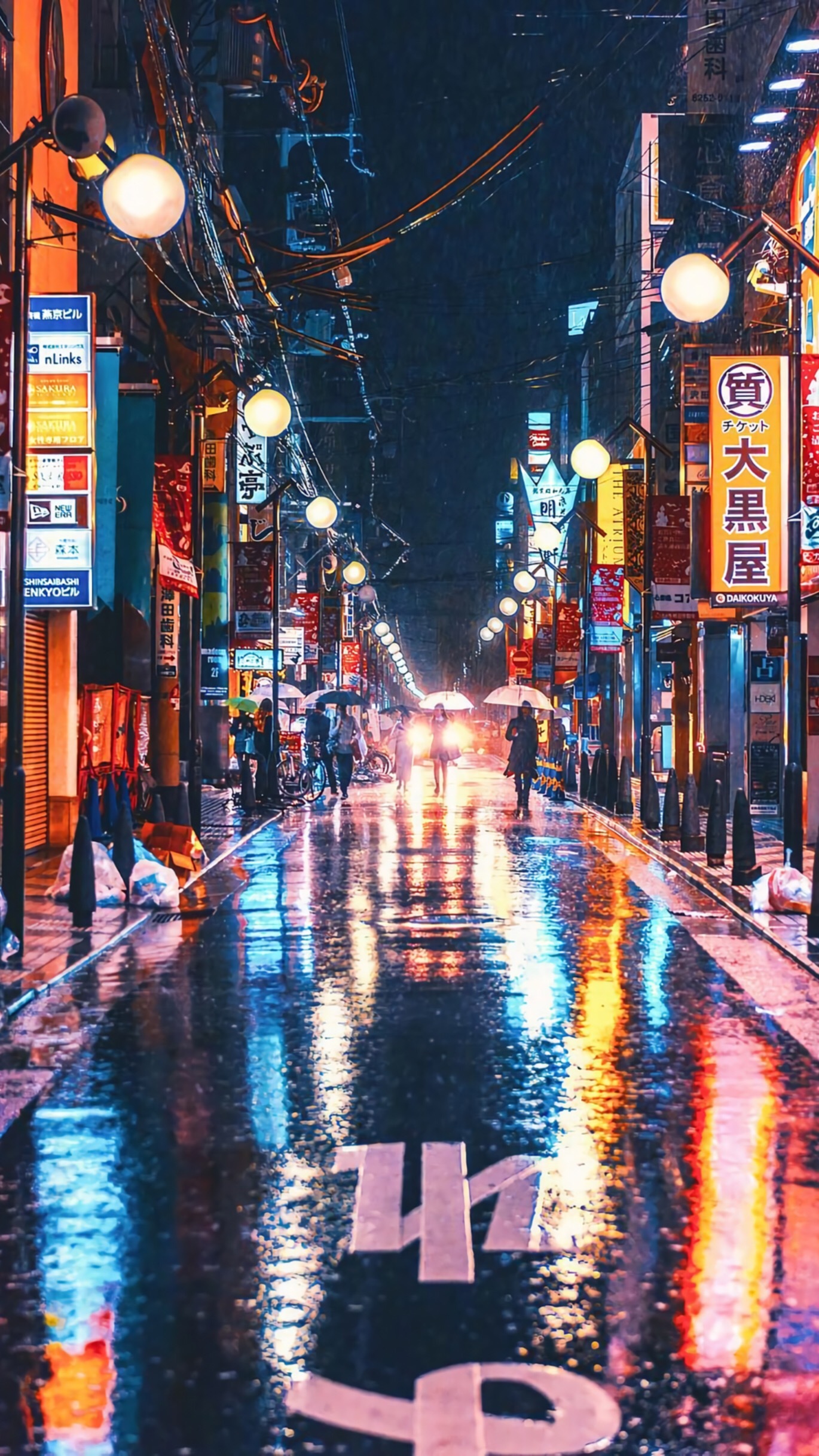 霓虹灯下的日本街道