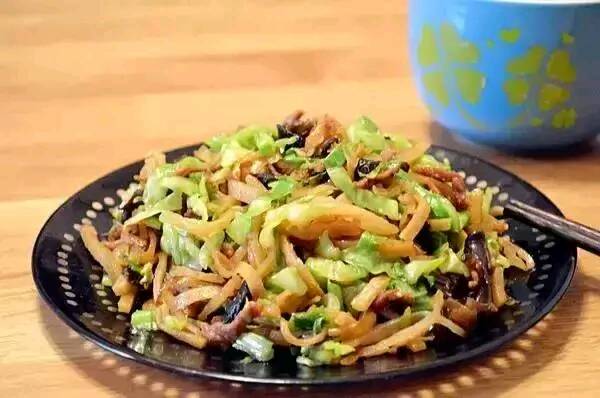 家常肉炒饼 原料:烙饼300克,圆白菜300克,里脊肉200克,红辣椒1根,大葱