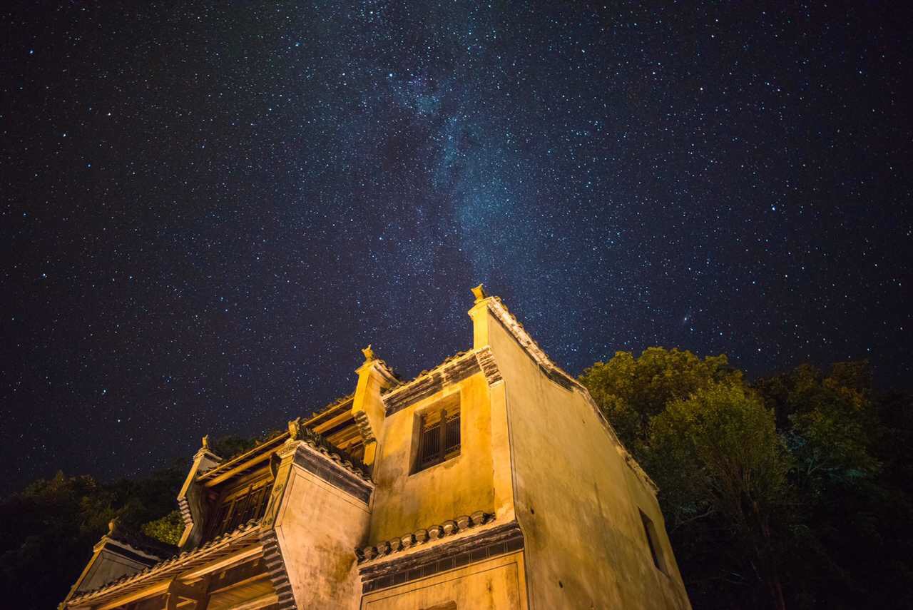 【婺源篁岭】夏夜繁星似锦,篁岭古村正是夏夜纳凉,捕捉星空美景的好