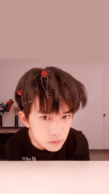 易烊千玺高清无水印图.