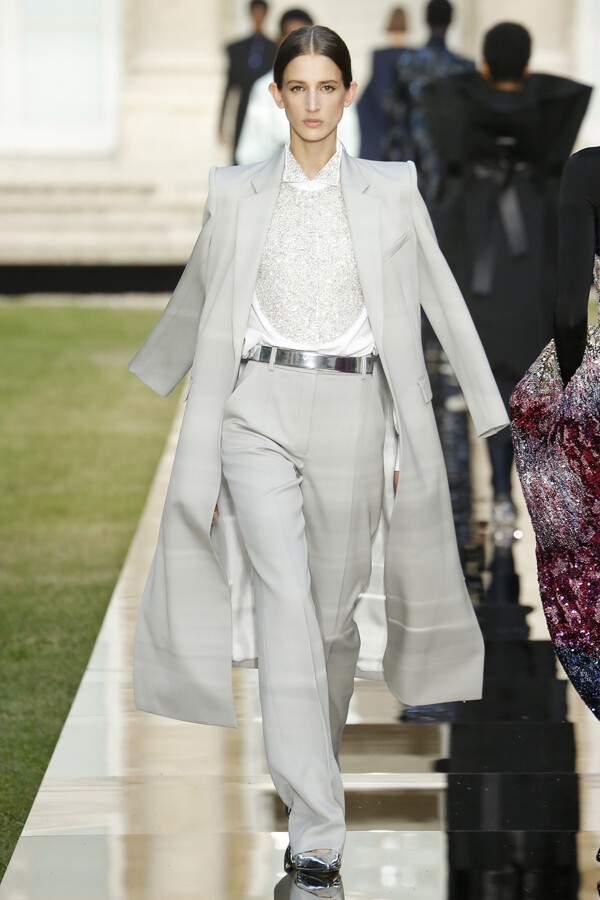 de givenchy先生,创意总监clare waight keller 洞察品牌的经典造型在