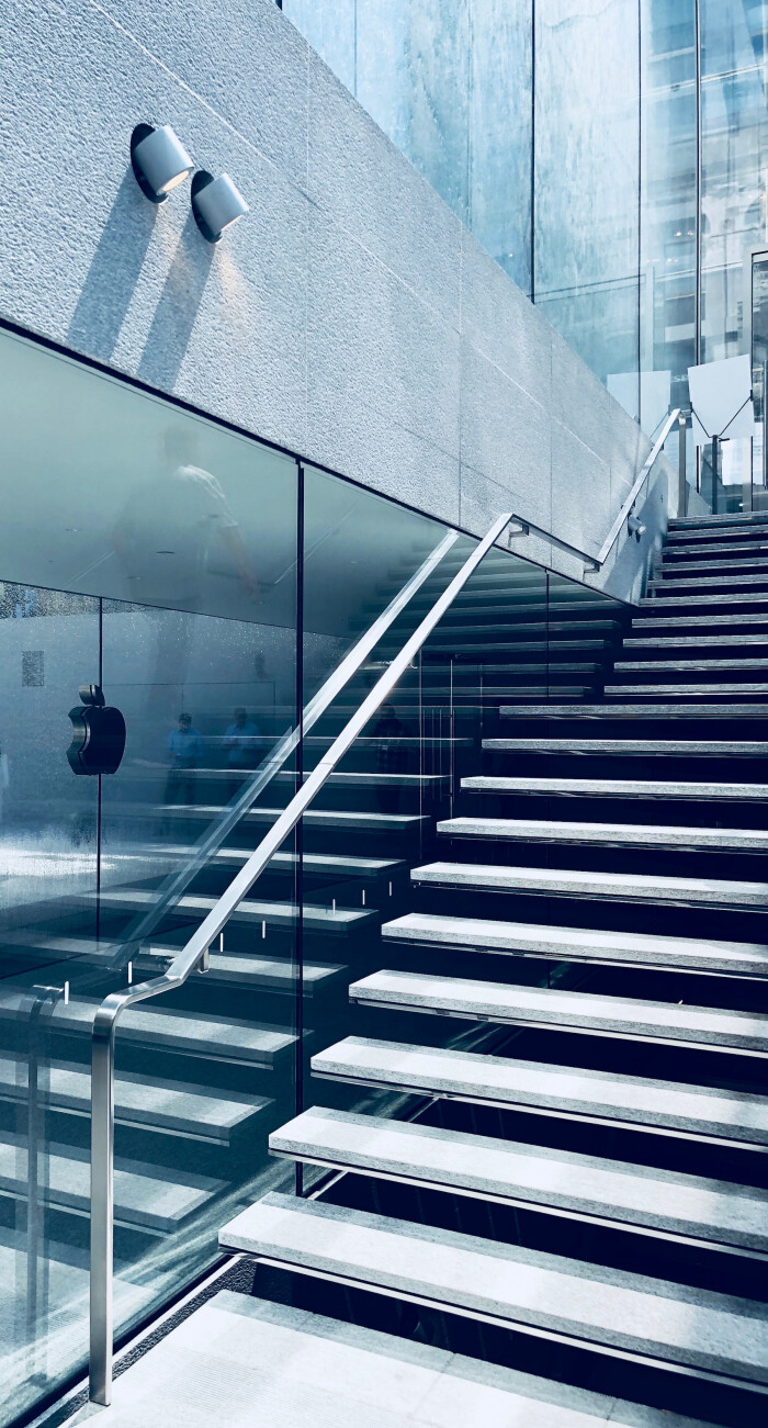 意大利米兰的apple store 独具未来主义的玻璃设计,玻璃墙上的层叠