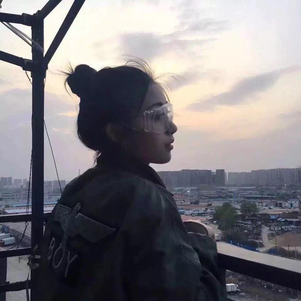 女头真人 唯美 逆光侧影 蹦迪眼镜 丸子头