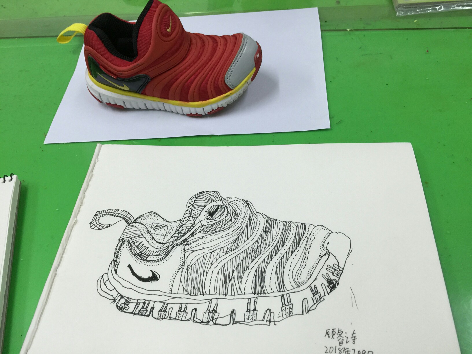 线描 儿童画 创意 装饰画 油画棒 水粉 水彩笔 彩色 黑白 动物 运动鞋