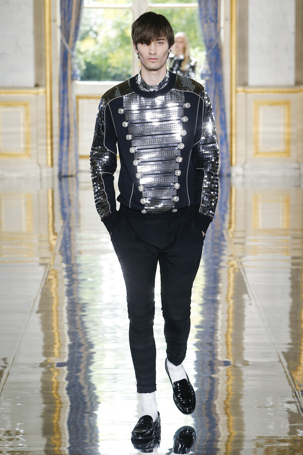 法国时尚品牌 balmain 2019 春夏系列男装 本季系列设计师以大量金属