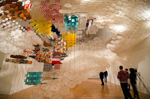 日裔艺术家jacob hashimoto(雅各桥本)于洛杉矶moma举办的巨型装置