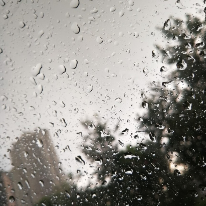 今天忽然下了好大的雨,特别响的雷声